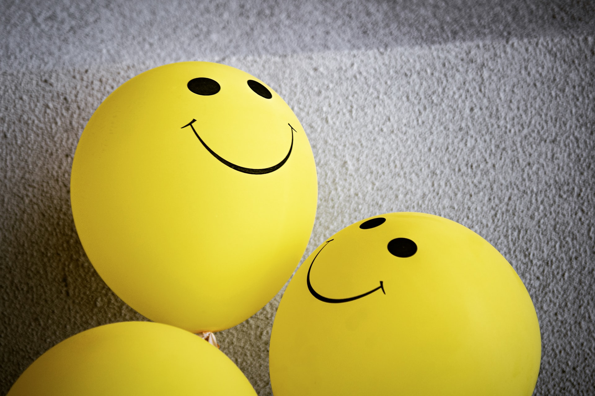 Cara feliz en globo amarillo